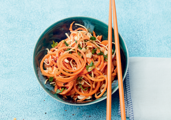 Fideos picantes de zanahoria con cacahuate